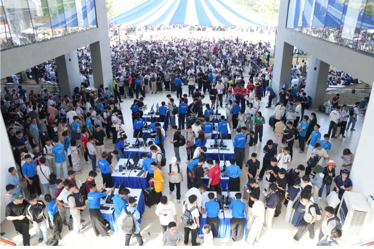 Ngày nhập học của tân sinh viên K71, Trường ĐH Công nghệ, ĐHQGHN tại Hòa Lạc (Ảnh: UET)