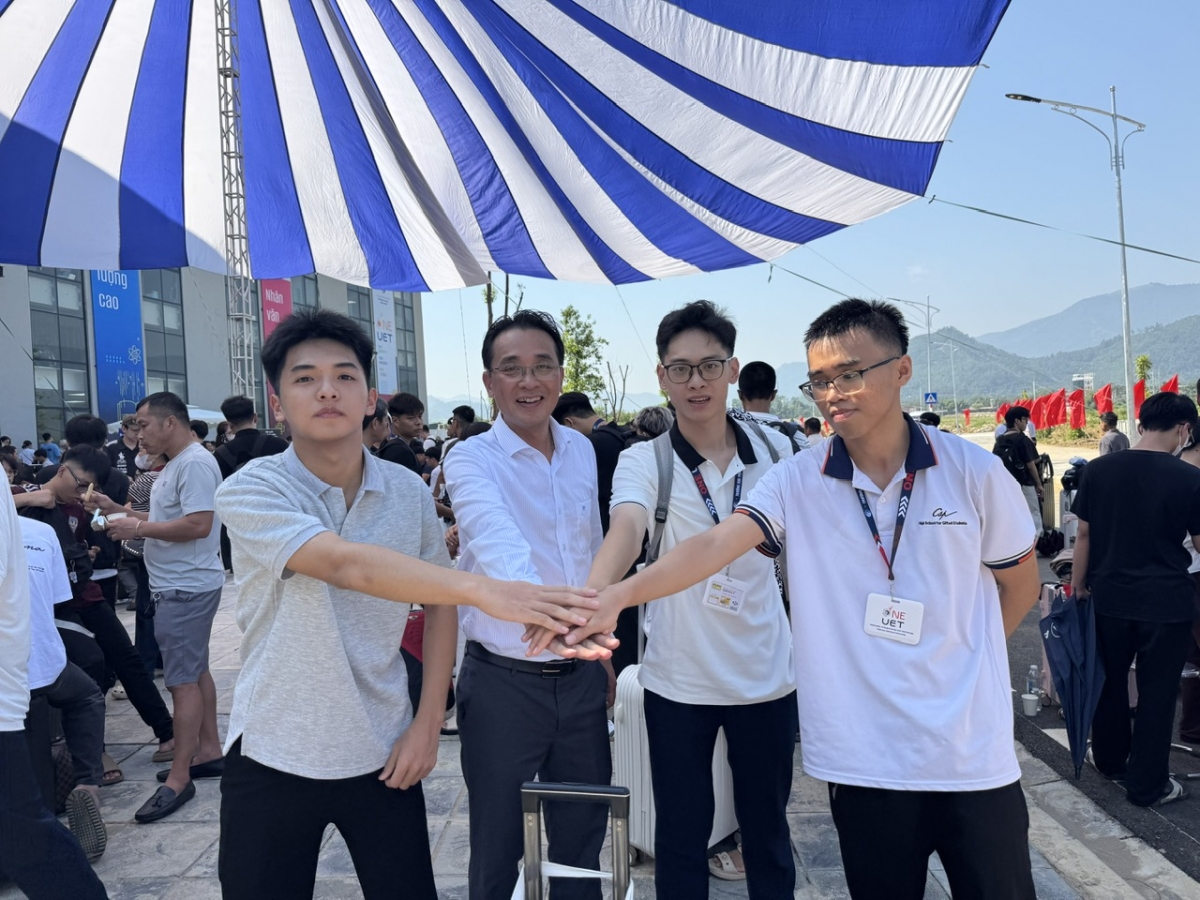 GS. TS Chử Đức Trình - Hiệu trưởng Trường ĐH Công nghệ và các tân sinh viên K71 (Ảnh: Thu Lương)