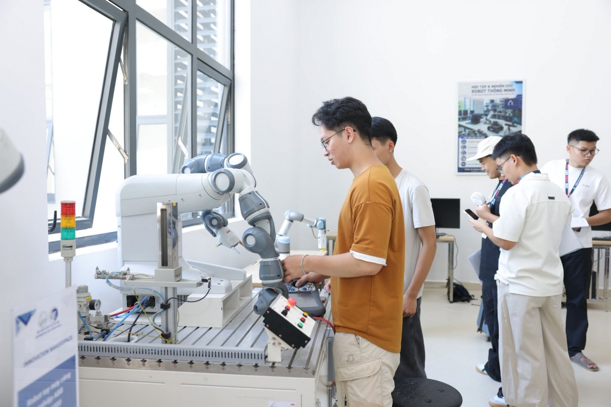 Một trong những phòng thí nghiệm của trường ĐH Công nghệ ĐHQGHN tại Hòa Lạc (Ảnh: UET)