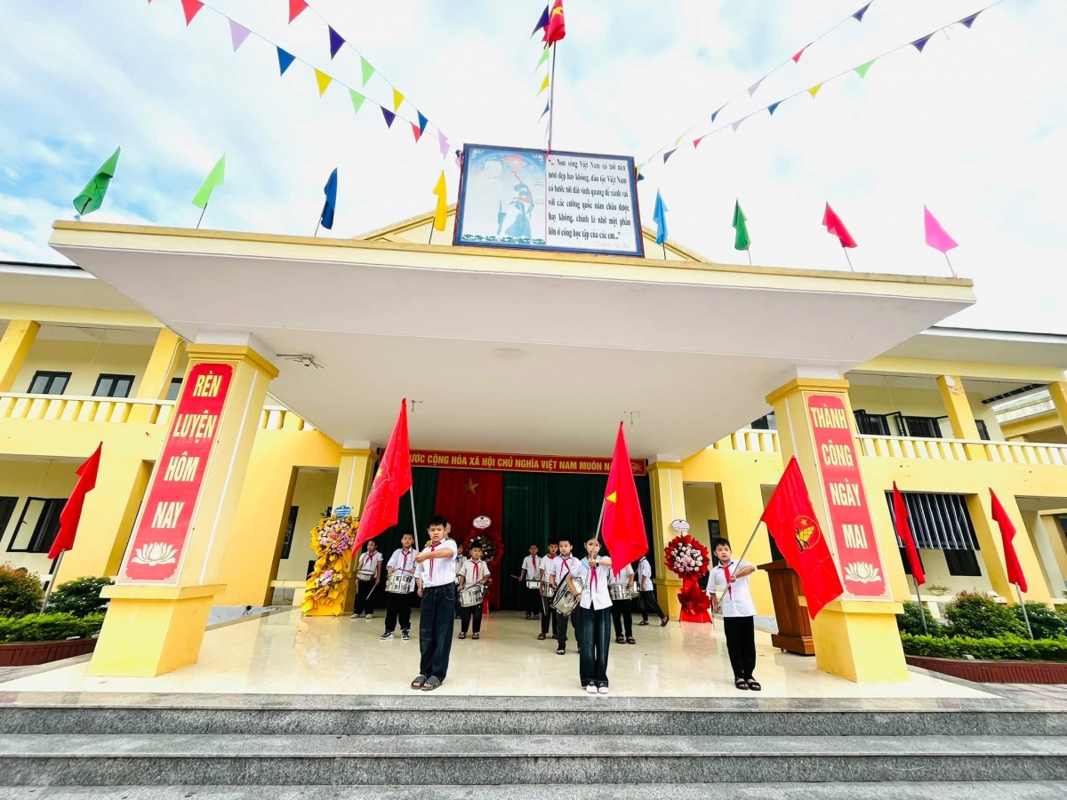 Tiết chào cờ, khởi động năm học mới 2026-2027 tại Trường Tiểu học &amp; THCS Đức Đồng, Hà Tĩnh. Ảnh: Fanpage nhà trường