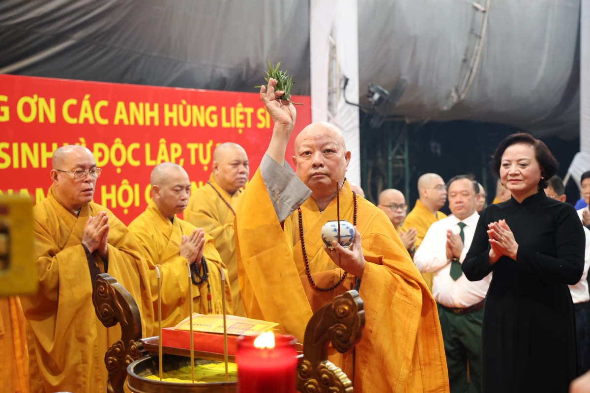 Phó Thủ tướng Phạm Thị Thanh Trà tham dự lễ cầu nguyện, tưởng niệm các anh hùng liệt sĩ.
