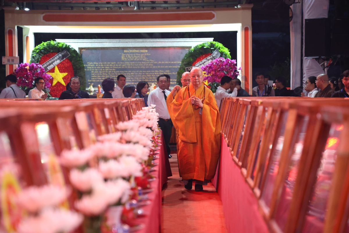 Đúng 5h sáng, Giáo hội Phật giáo Việt Nam TP.HCM cử hành lễ cầu nguyện, cầu siêu cho 731 liệt sĩ được tìm kiếm, quy tập tại Công viên Lê Thị Riêng.