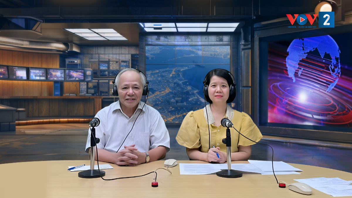 BS Lê Phong tại phòng thu trực tiếp của VOV2