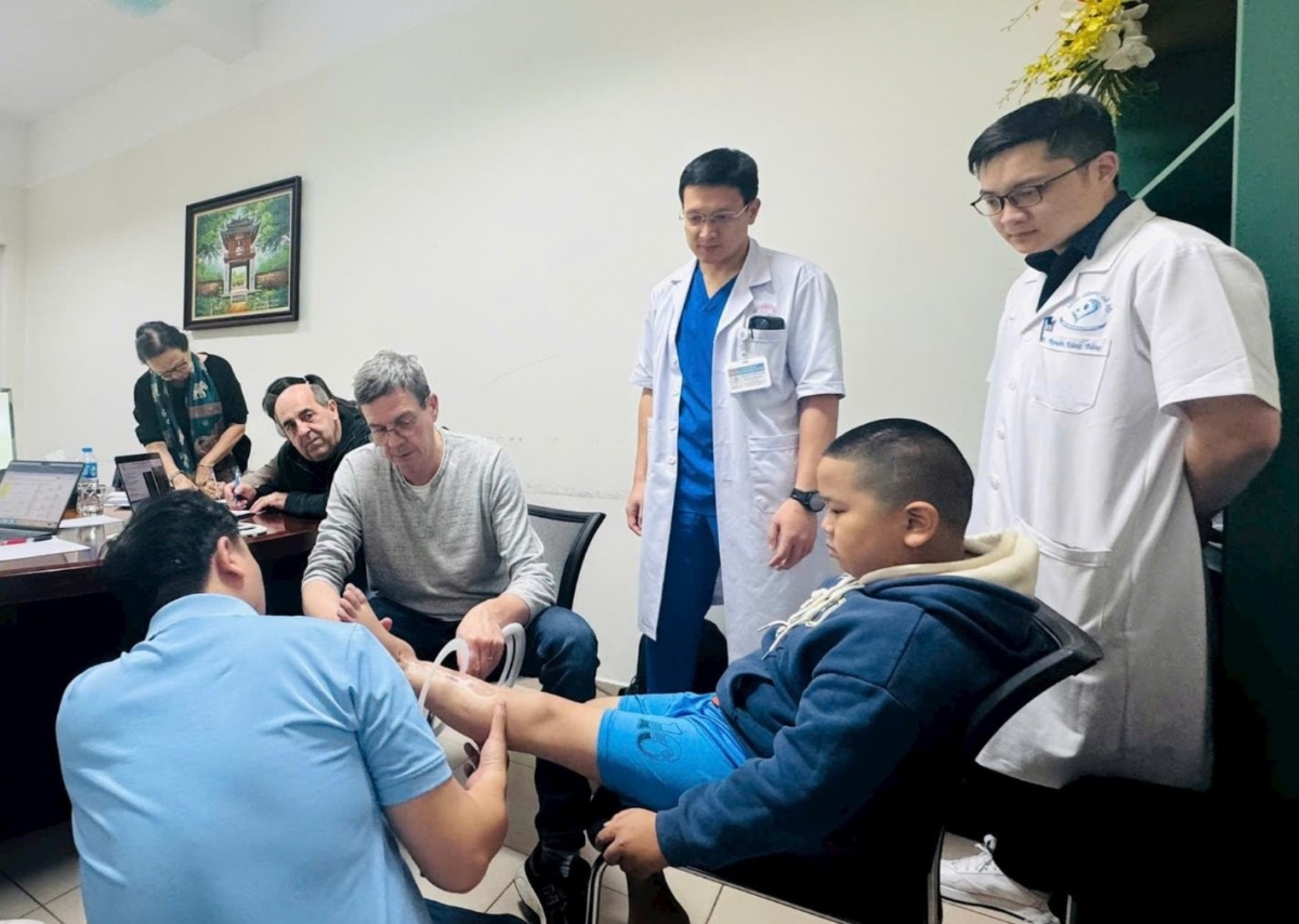 Các chuyên gia nước ngoài phối hợp đánh giá tình trạng bệnh nhi trước phẫu thuật (Ảnh BVCC)