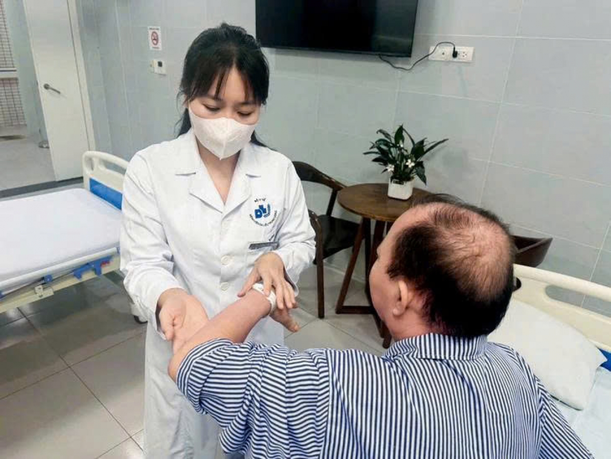 BS. Quách Thị Hà Giang thăm khám cho bệnh nhân vảy nến - (Ảnh: BV cung cấp)