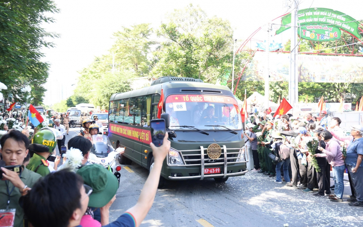 Đoàn xe chở Di cốt 731 liệt sĩ về nơi an táng tại Nghĩa trang Liệt sĩ TP. Hồ Chí Minh, phường Long Bình.