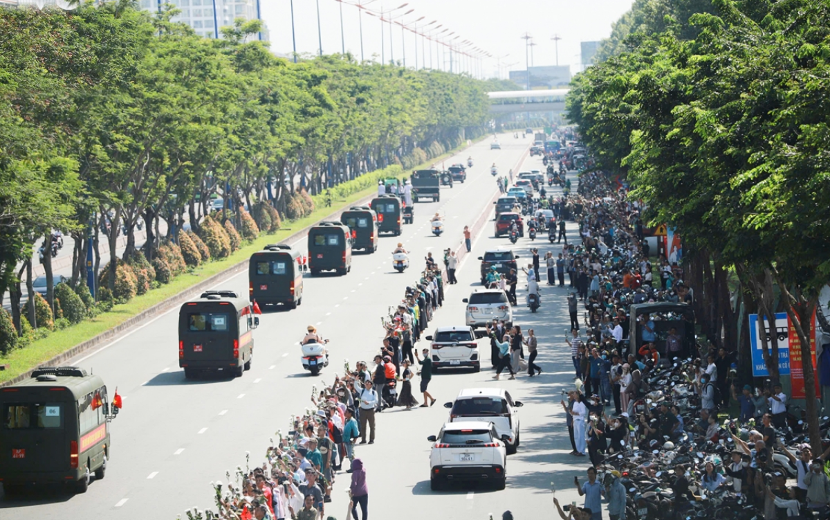 Dòng người dõi theo đoàn xe tiễn đưa 731 hài cốt liệt sĩ về nơi an nghỉ.