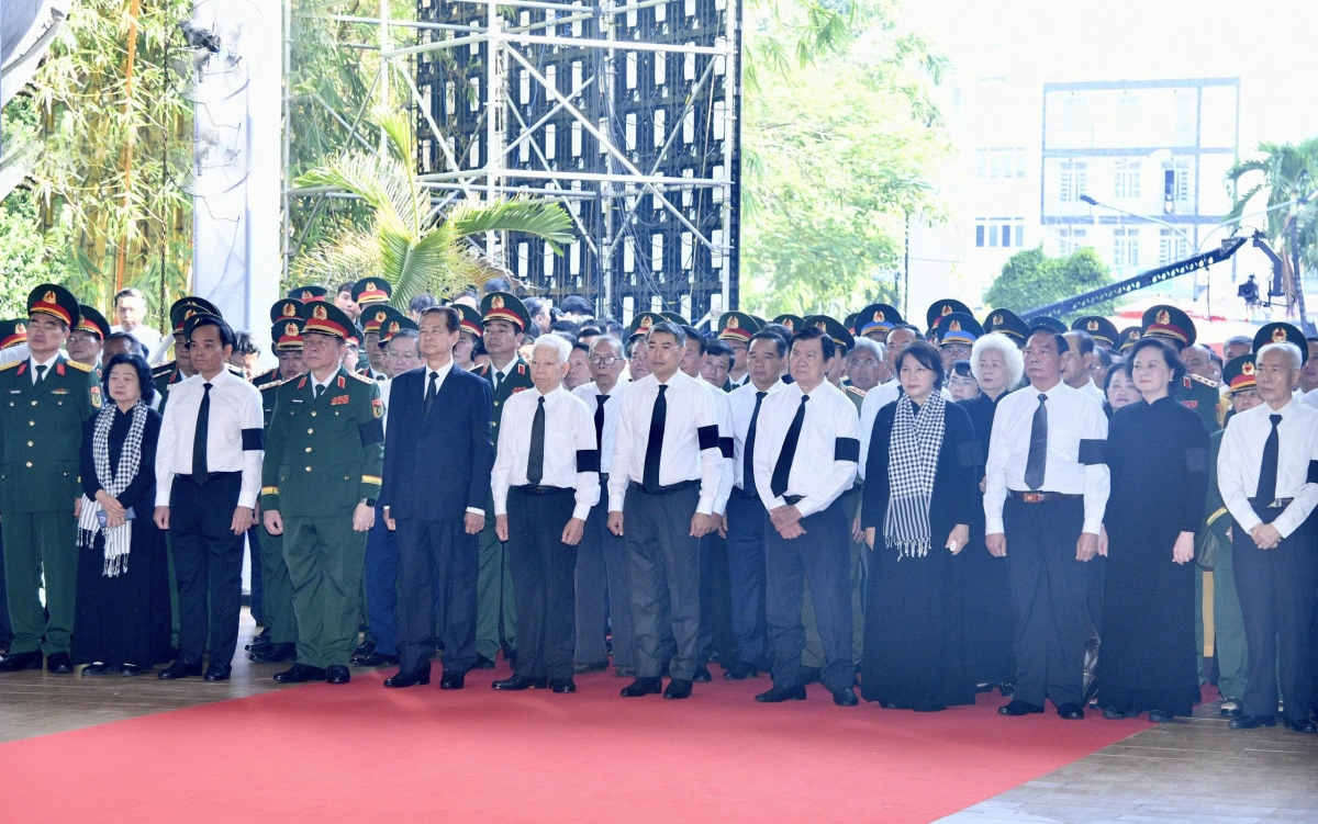 Thủ tướng Lê Minh Hưng cùng Lãnh đạo, nguyên Lãnh đạo Đảng, Nhà nước dự Lễ viếng, Lễ truy điệu 731 hài cốt liệt sĩ được tìm kiếm, quy tập tại Công viên văn hóa Lê Thị Riêng, phường Hòa Hưng, Thành phố Hồ Chí Minh.