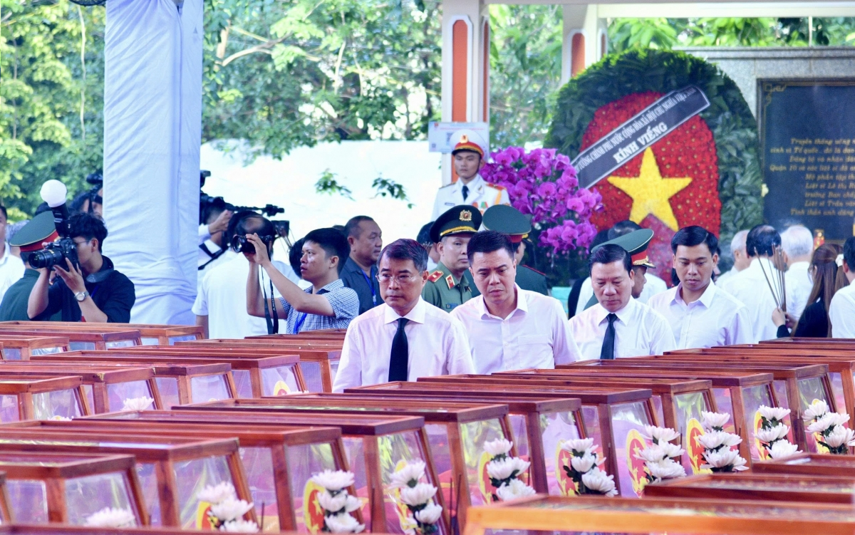 Thủ tướng Chính phủ Lê Minh Hưng viếng anh linh các anh hùng liệt sĩ.