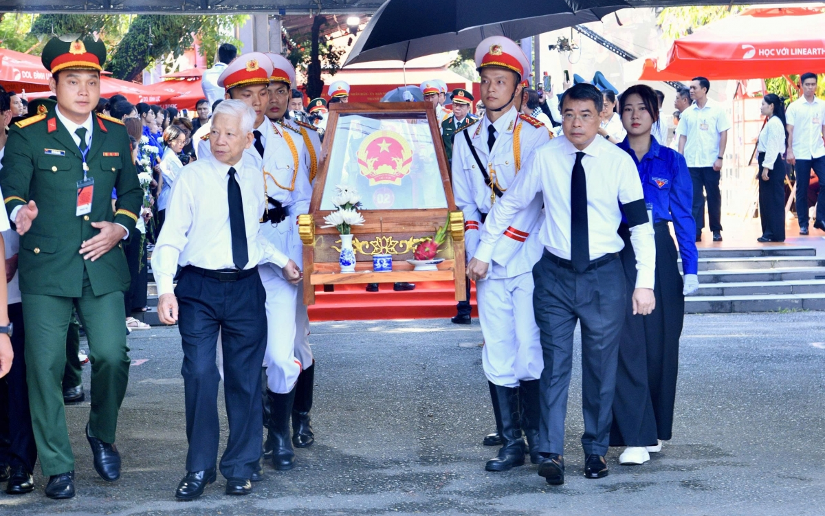 Thủ tướng Lê Minh Hưng và nguyên Ủy viên Bộ Chính trị, nguyên Chủ tịch nước Nguyễn Minh Triết cùng các đại biểu đưa hài cốt các Anh hùng liệt sĩ rời Công viên Lê Thị Riêng.