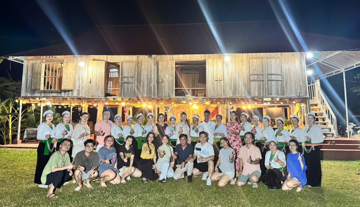 Các tiết mục nghệ thuật dân gian đặc trưng của đồng bào Mường như: hát múa mỡi, đâm đuống, chạm ống ví và nhảy sạp trở thành điểm nhấn thu hút đông du khách trải nghiệm. Ảnh: BTC