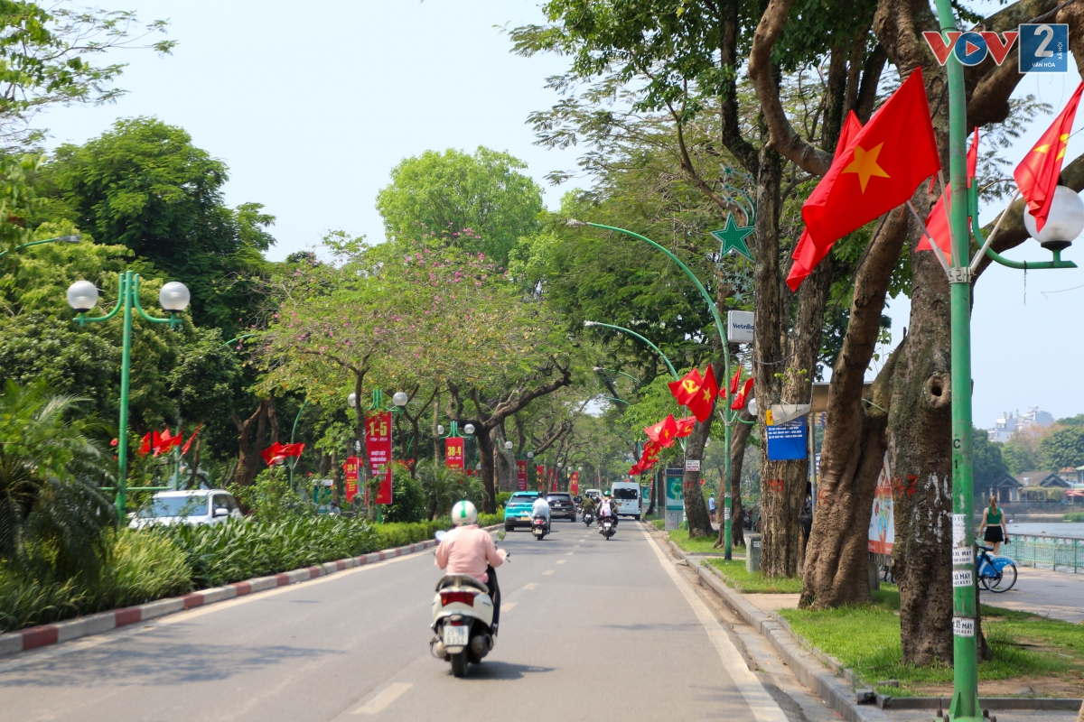 Trên đường Thanh Niên, những lá cờ, áp phích, khẩu hiệu chào mừng ngày lễ trọng đại của đất nước.