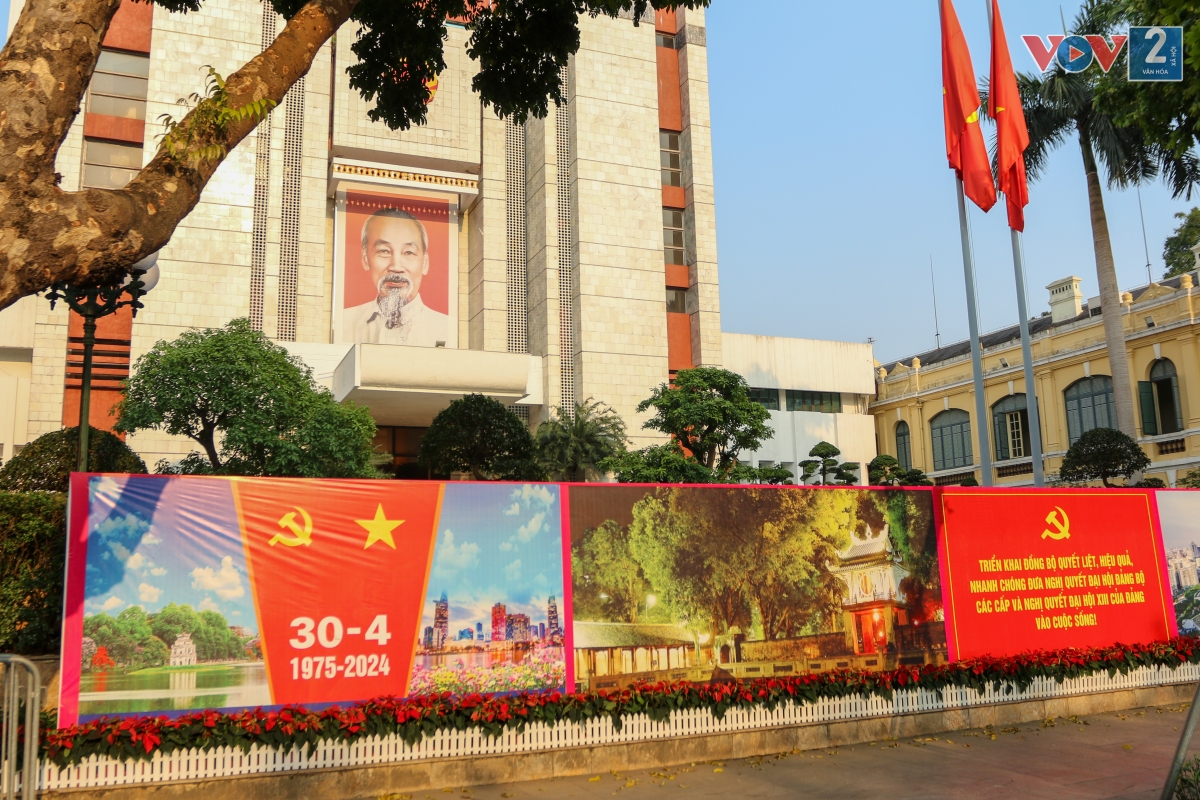 Trụ sở HĐND - UBND Thành phố Hà Nội được trang trí cờ hoa rực rỡ.