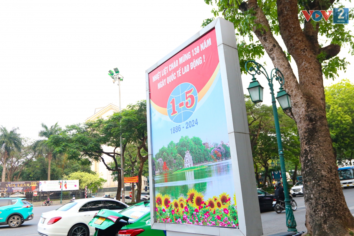 Áp phích lớn trước Nhà hát Lớn Hà Nội chào mừng Ngày Quốc tế Lao động.