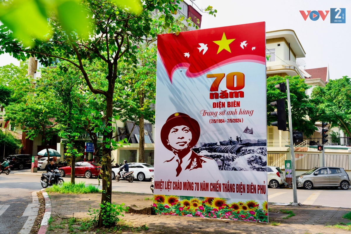 Phố Nguyễn Du, một tấm áp phích cỡ lớn cũng được dựng lên với khẩu hiệu "70 năm Điện Biên trang sử anh hùng (7/5/1954 – 7/5/2024)"