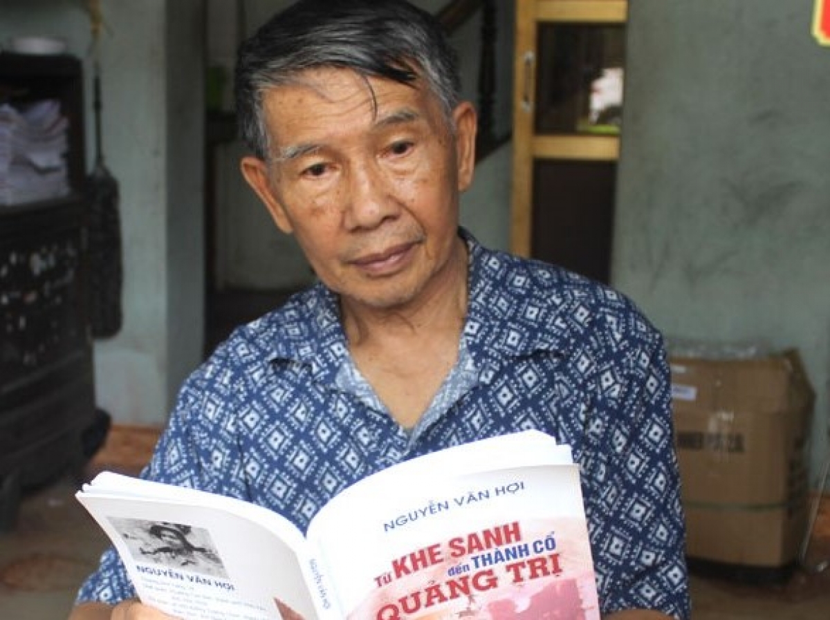 Ông Nguyễn Văn Hợi với cuốn nhật ký Từ Khe Sanh đến thành cổ Quảng Trị
