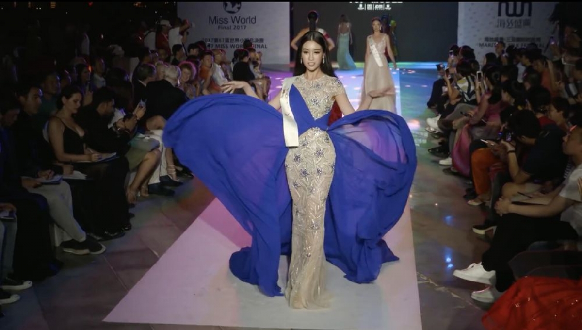 Hoa hậu Việt Nam 2016 Đỗ Mỹ Linh xuất hiện thật kiêu sa và thể hiện màn tung váy đỉnh cao trong phần thi Top Model... Ảnh: chụp từ clip