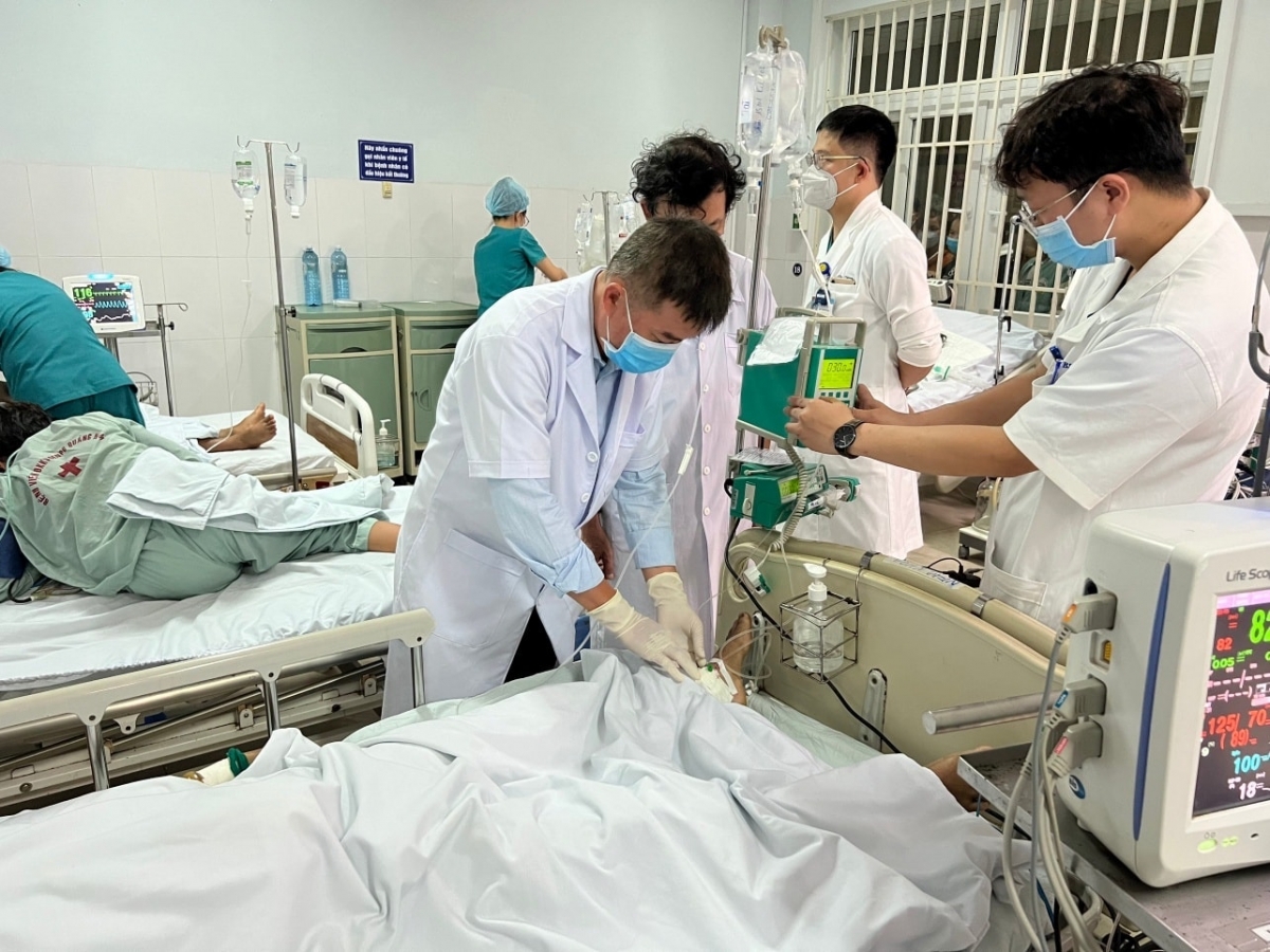 Bác sĩ Bệnh viện Chợ Rẫy điều trị cho bệnh nhân ngộ độc cá chép muối ủ chua ở Quảng Nam