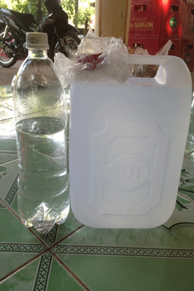 Nhiều gia đình đựng rượu vào các chai nhựa khiến trẻ nhầm lẫn là nước uống