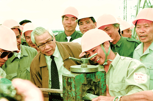 Thủ tướng Võ Văn Kiệt, kiểm tra công trường và thăm anh em công nhân
Ảnh: Hồng Long