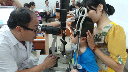 TS-BS Hoàng Cương- BV Mắt Trung ương khám mắt cho bệnh nhi