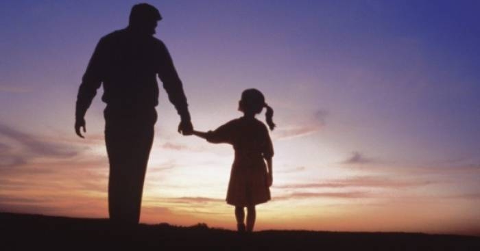 Con ngoài giá thú có nên nhận lại cha?