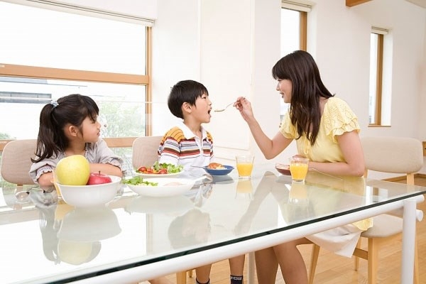 Khi phụ nữ chăm con "quên" chồng