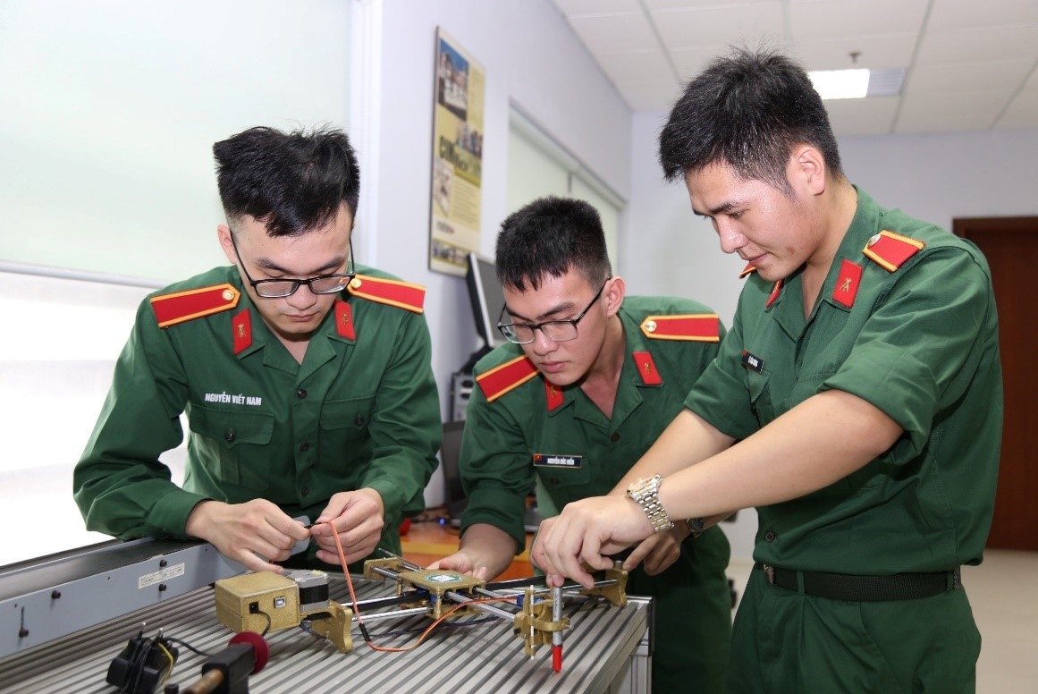 Sinh viên xuất sắc được tuyển vào quân đội được hưởng phụ cấp 250% lương