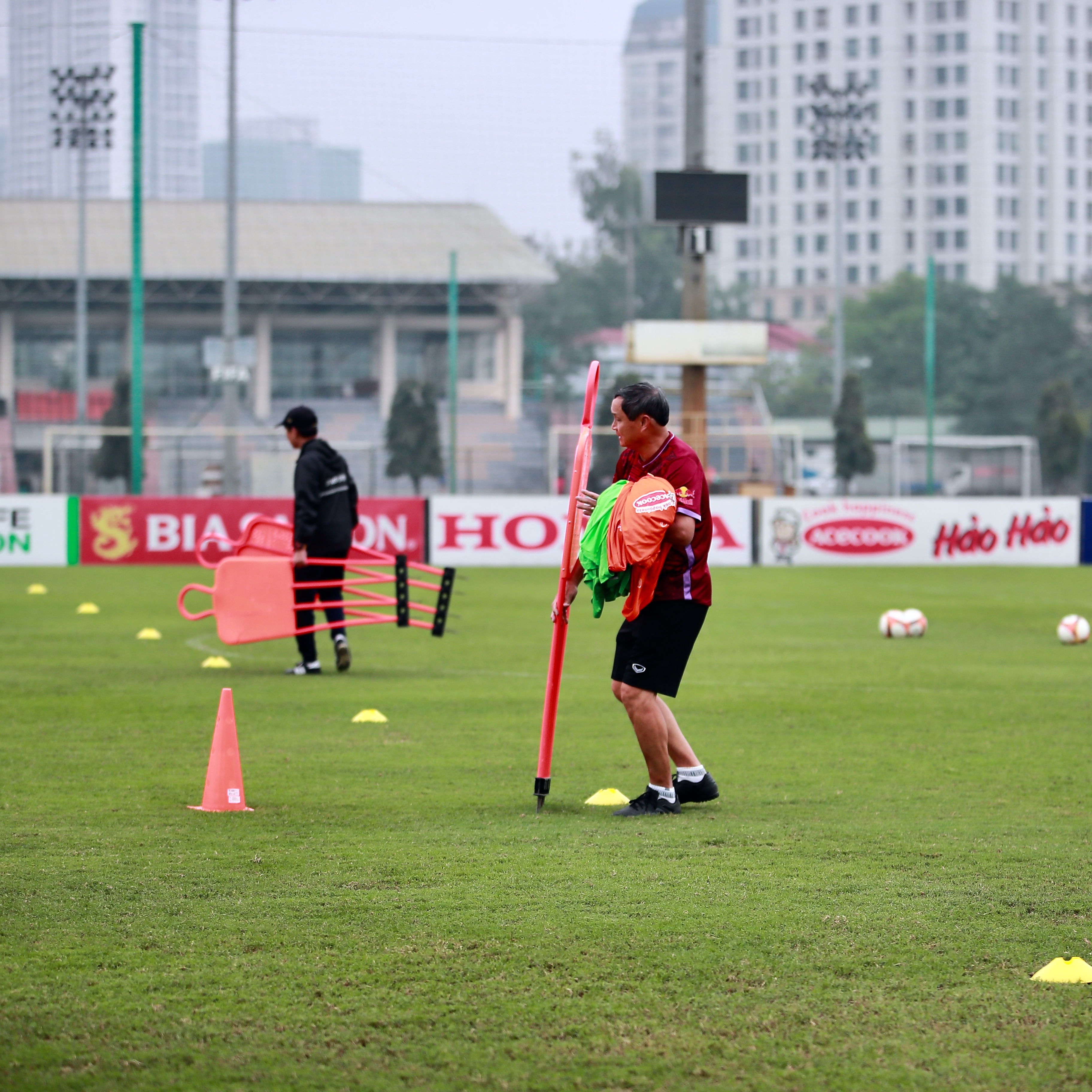 Tập 1: Người đứng sau một thế hệ