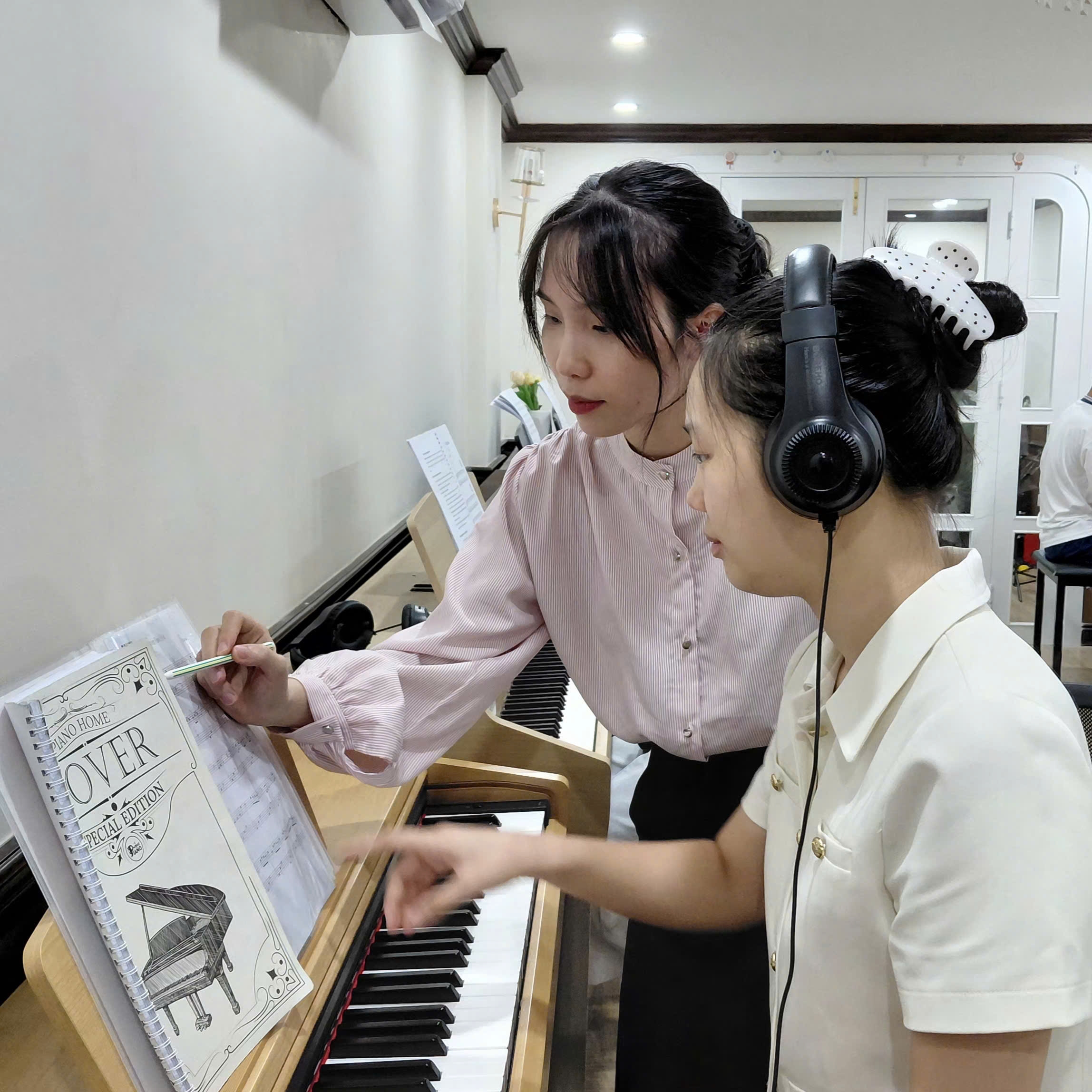 Người gieo bình yên từ những phím đàn