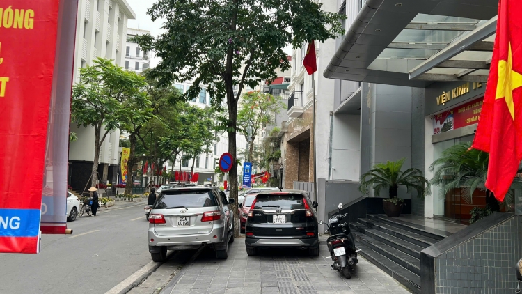 Lấn chiếm vỉa hè Hà Nội vẫn tái diễn sau mỗi đợt ra quân