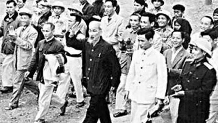 Hồ Chủ Tịch: Vị lãnh tụ sống giữa lòng dân