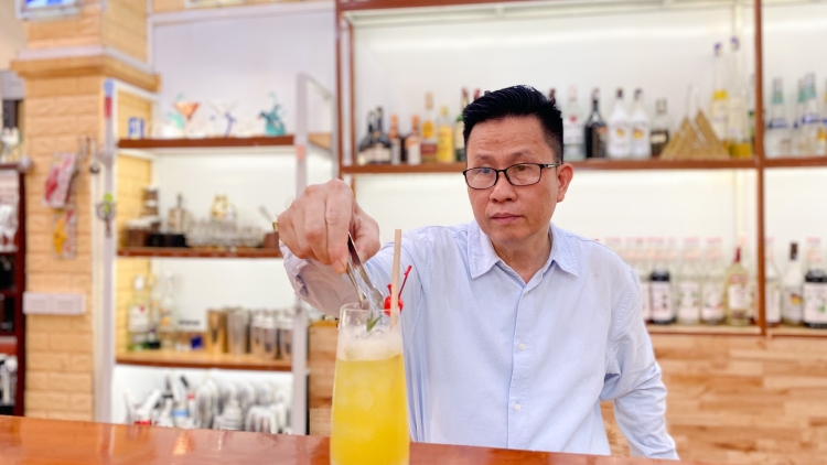 Chuyện những người "lạc" vào nghề pha chế đồ uống
