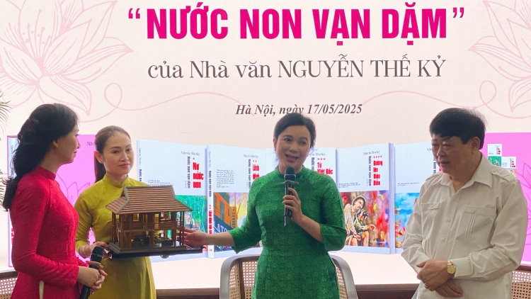 Trọn bộ tiểu thuyết sử thi "Nước non vạn dặm" ra mắt độc giả