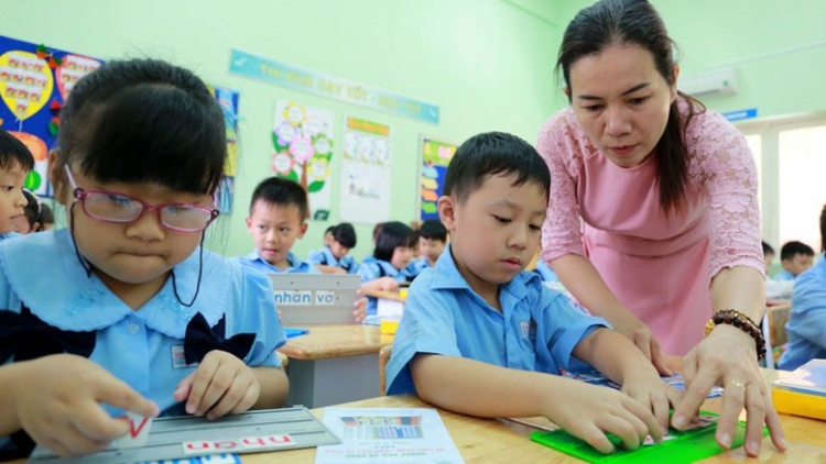 Thủ tướng yêu cầu tuyển đủ giáo viên được giao, bảo đảm dạy 2 buổi/ngày