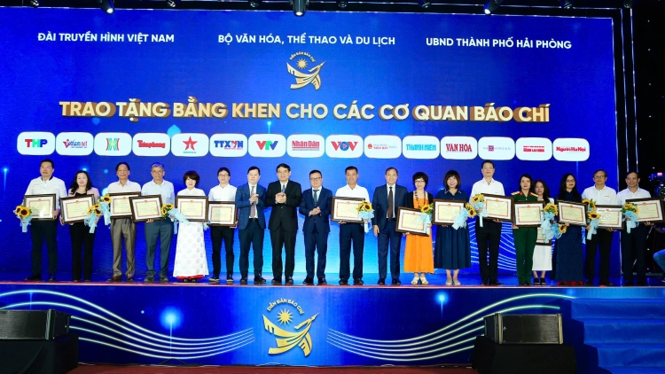 VOV2 được Bộ VHTTDL tặng Bằng khen vì thành tích xuất sắc trong lĩnh vực văn hóa