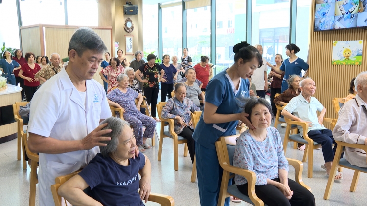 Người già đi nhà trẻ