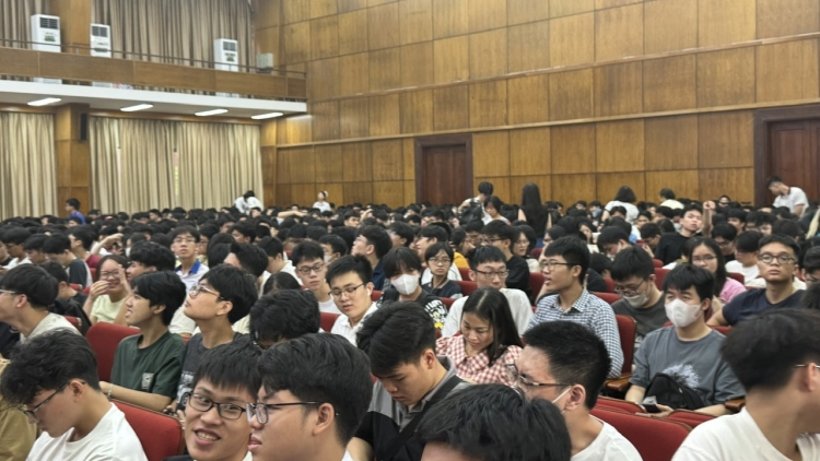 Đề thi tiếng Anh tốt nghiệp THPT 2025: Hết thời dễ "như đùa"?