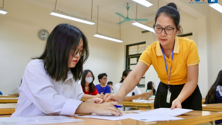 Sáng nay, hơn 122 nghìn thí sinh Hà Nội đang làm bài thi Ngữ văn