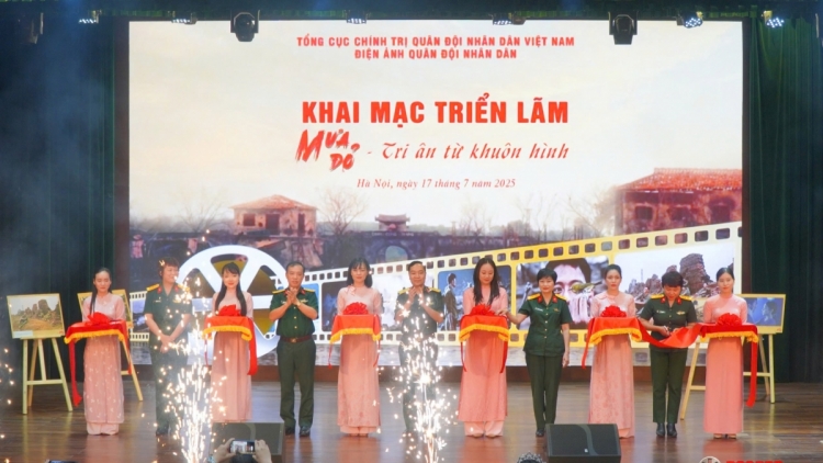 Triển lãm ảnh nghệ thuật Mưa đỏ: Tri ân từ khuôn hình