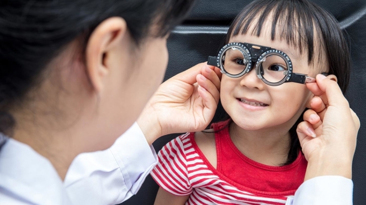 Lưu ý khi đo thị lực và mua kính cho trẻ mắc tật khúc xạ