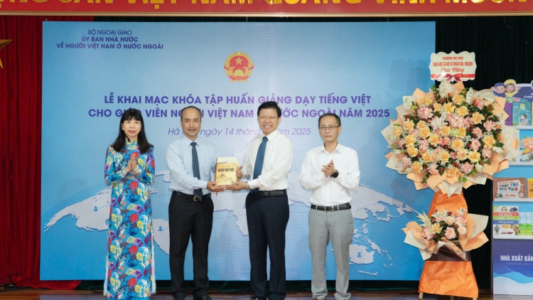 Bảo vệ nền tảng tư tưởng của Đảng qua việc dạy học tiếng Việt trong kiều bào