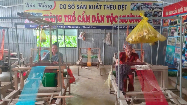 Thoát nghèo nhờ nghề dệt vải thổ cẩm truyền thống