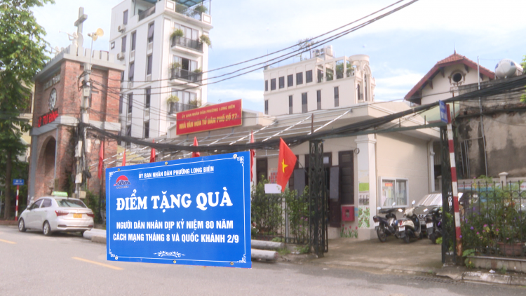 Người dân Hà Nội vui mừng nhận quà dịp Quốc khánh 2/9