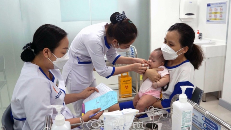 Tiêm chủng mở rộng góp phần tạo nên một thế hệ người dân Việt Nam khỏe mạnh
