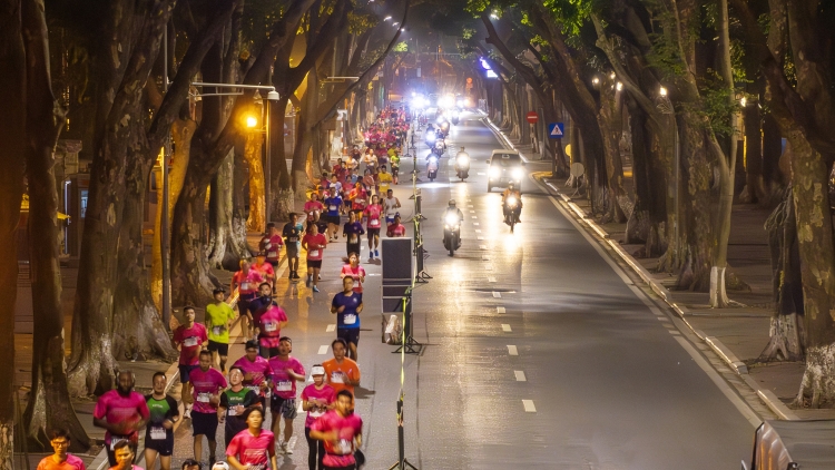 Gần 10.000 VĐV tranh tài tại giải VnExpress Marathon Hanoi Midnight 2025