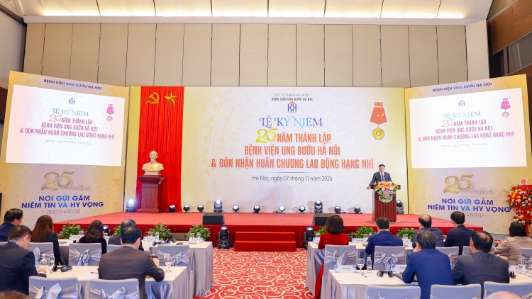 Bệnh viện Ung bướu Hà Nội nhận Huân chương Lao động hạng Nhì