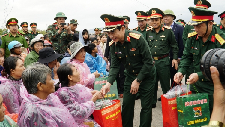 Đại tướng, Bộ trưởng Phan Văn Giang thăm và hỗ trợ bà con vùng lũ lụt ở Gia Lai 