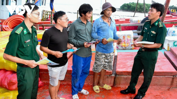 Khai thác đúng quy định, sống hài hòa với biển