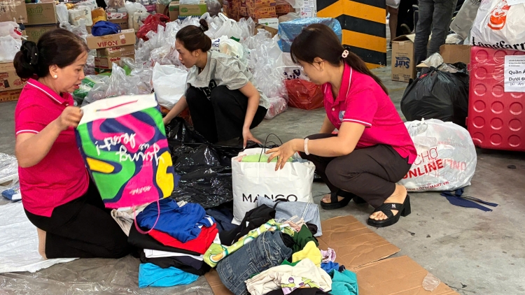 Người dân góp sức cùng chính quyền TP.HCM hỗ trợ đồng bào miền Trung 